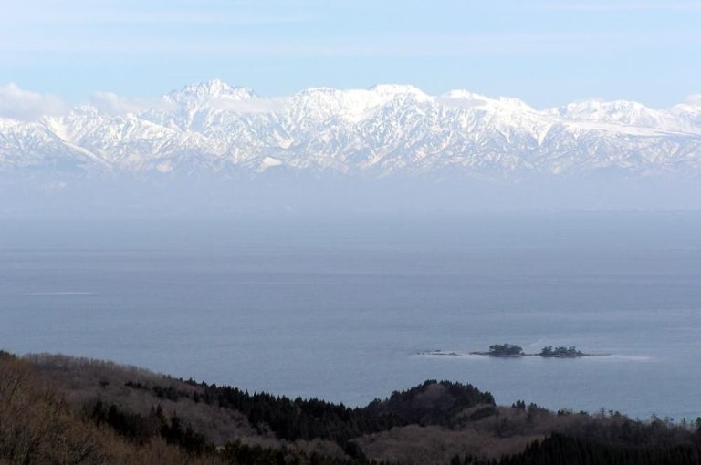 海越しに望む立山連峰 世界でも珍しい絶景！！