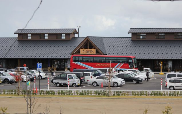 県内外からたくさんのお客さんが来ています。氷見の特産品が売っていますよ。