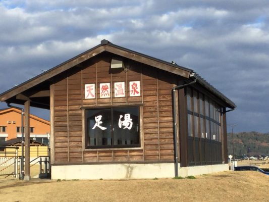 足湯もあるので、海を見ながら休憩することができます。