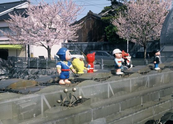 中の橋では、時間になるとハットリくんに会えますよ。