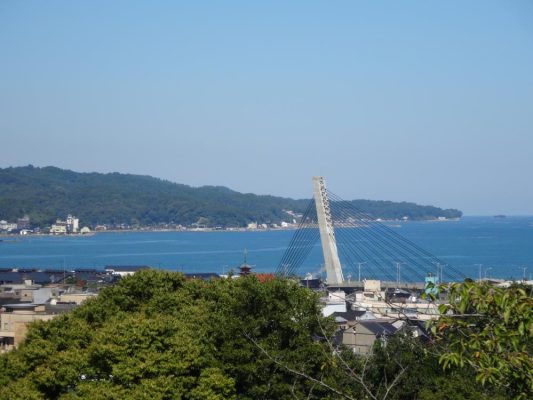 展望休憩所からは、氷見市街地や富山湾が一望することができます。
