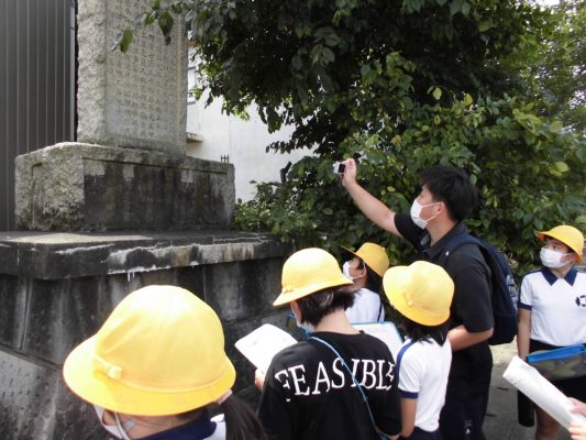 新川沿いの石碑を見学する子供たち