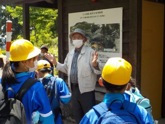 自然災害の歴史について学ぶ子供たち