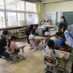 園の先生方の前で　１年生