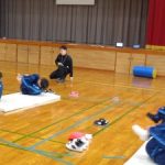 マット運動に挑戦　５年生