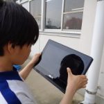 見付けた春をタブレットで撮影　３年生