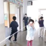 糸電話を使って、音の学習中！（３年生）　★　１０月２０日（月）