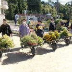 花壇の片付けを始めました（環境委員会）　★　１０月２４日（金）