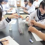 授業風景　3年3組　理科の実験(酸性やアルカリ性の性質)