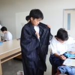授業風景　1年1組　家庭科(浴衣の着付け)