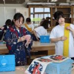 授業風景　1年2組　家庭科(浴衣の着付け)
