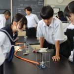 授業風景　3年3組　理科実験(酸とアルカリを混ぜ合わせたときの変化)