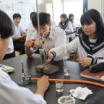 授業風景　2年3組　理科(酸化銅から酸素を取り除く実験)