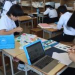 授業風景　3年2組　美術(色塗り、下書き)