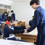 3年2組　家庭科(高齢者疑似体験)